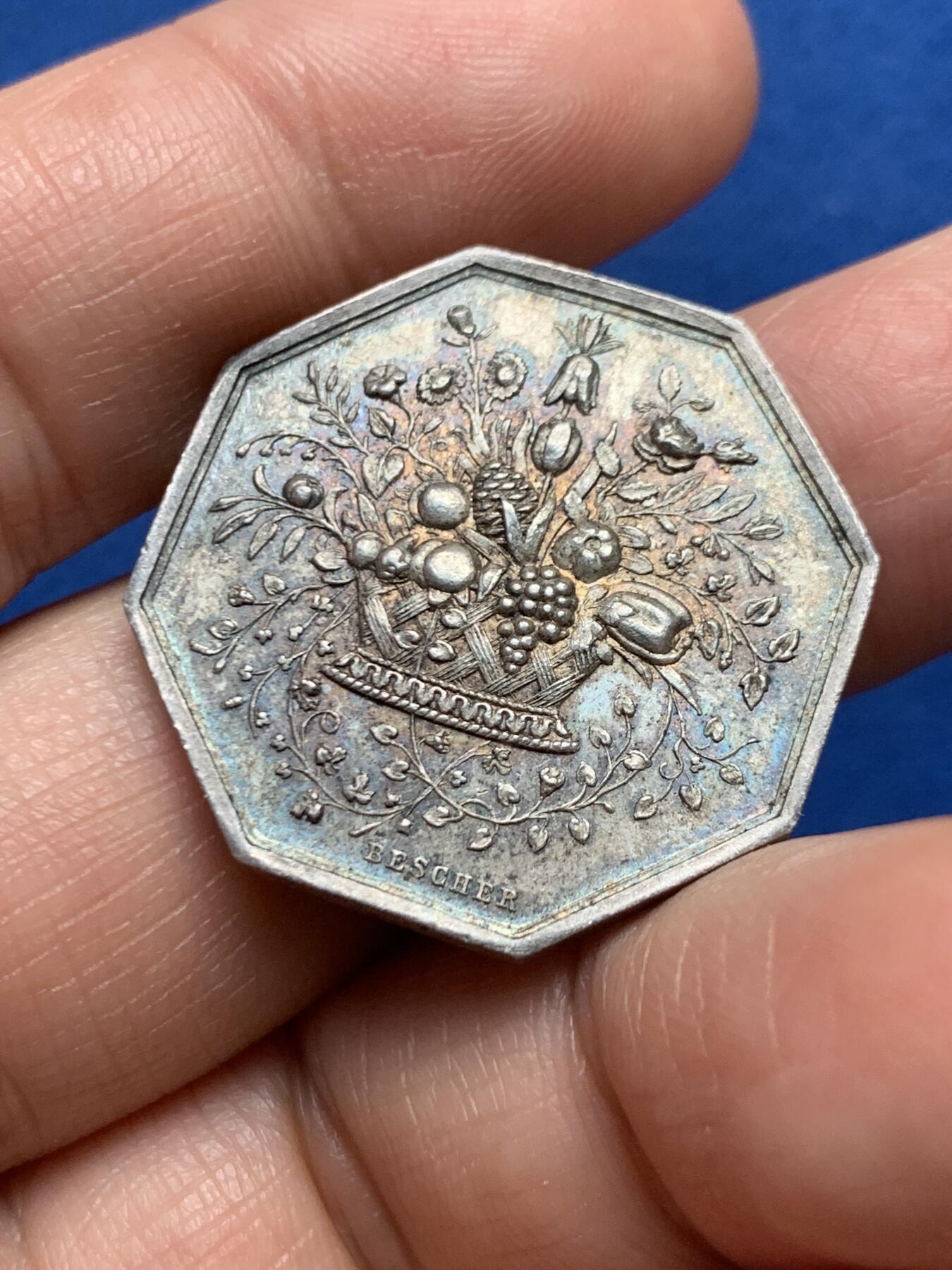 《竞宝斋》第447场 周日，周一，2场连拍 （全场包邮） 法国中央园艺协会八角银质代币 28.6mm 11.36克 蜜蜂银标