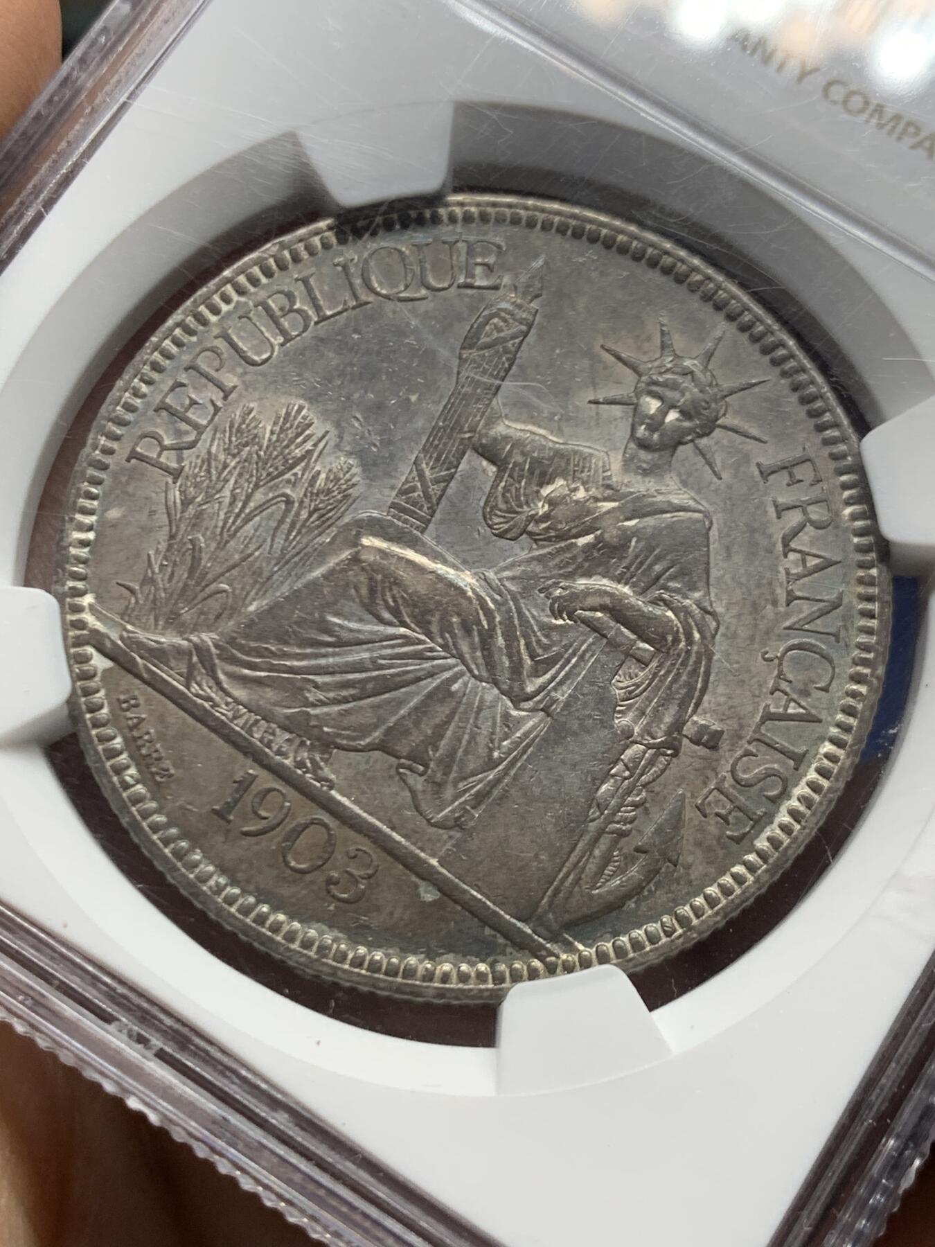 《竞宝斋》第447场 周日，周一，2场连拍 （全场包邮） NGC MS61 法属印支 1903A 坐洋 1皮亚斯特 银币 底板很不错 包浆也非常有特色