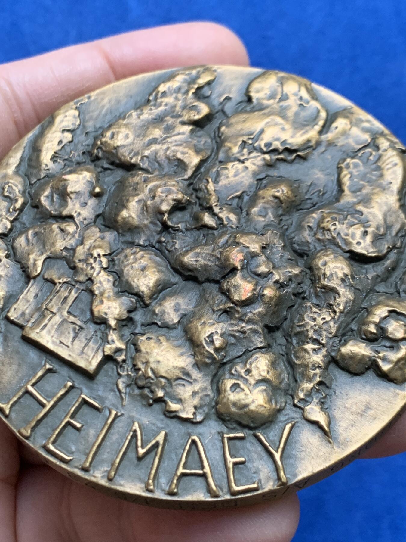 《竞宝斋》第447场 周日，周一，2场连拍 （全场包邮） 冰岛 1973年 纪念铜章 韦斯特曼纳半岛火山喷发纪念 244.2g 69.8mm 边铭刻字 细节见图