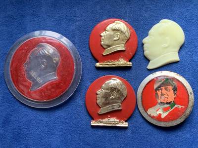 《竞宝斋》第447场 周日，周一，2场连拍 （全场包邮） - 五枚一组 毛主席胸章 细节见图