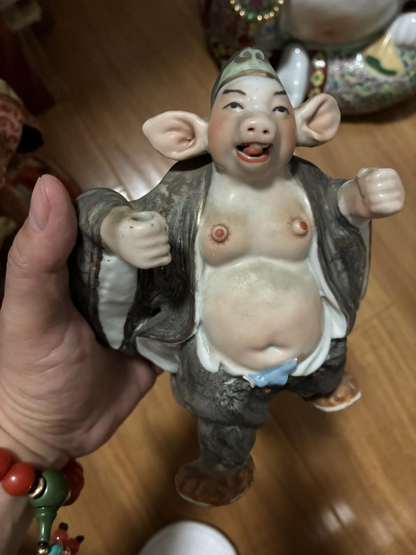 567景德镇猪八戒彩瓷像摆件腰带处有伤