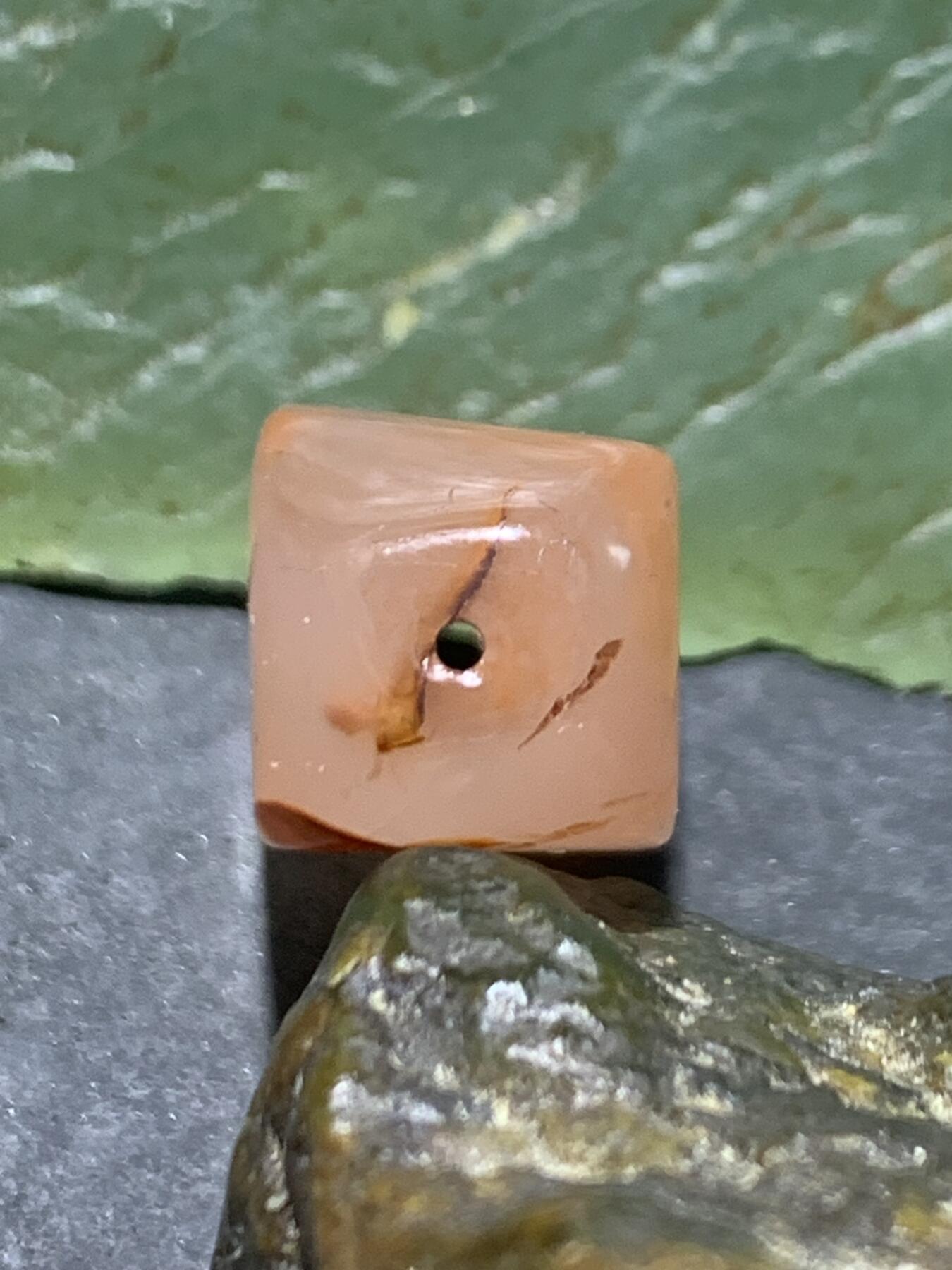 川料南红玛瑙荔枝冻飘柿子红通货随形四棱珠一颗！