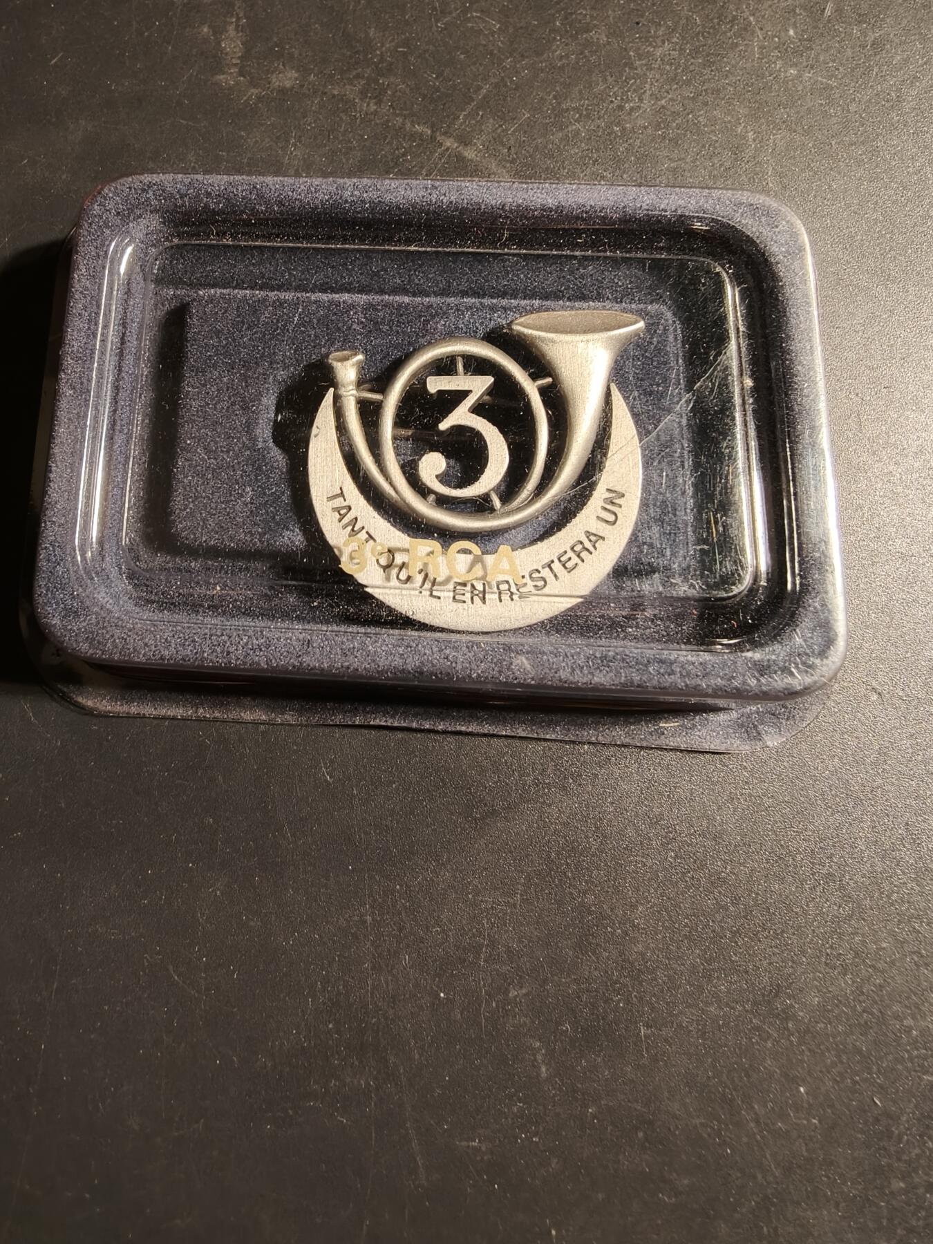 老王徽章第169期 法国第三非洲猎骑兵团证章     原盒     第三非洲猎骑兵团于1833年2月1日在阿尔及利亚博内（Bône）成立。在第二次世界大战期间，该团装备了M4谢尔曼（M4 Sherman）和M5轻型坦克，并参加了欧洲战场的战斗，包括1944年8月在普罗旺斯登陆。 