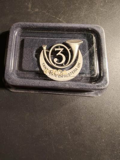 老王徽章第169期 - 法国第三非洲猎骑兵团证章     原盒     第三非洲猎骑兵团于1833年2月1日在阿尔及利亚博内（Bône）成立。在第二次世界大战期间，该团装备了M4谢尔曼（M4 Sherman）和M5轻型坦克，并参加了欧洲战场的战斗，包括1944年8月在普罗旺斯登陆。 