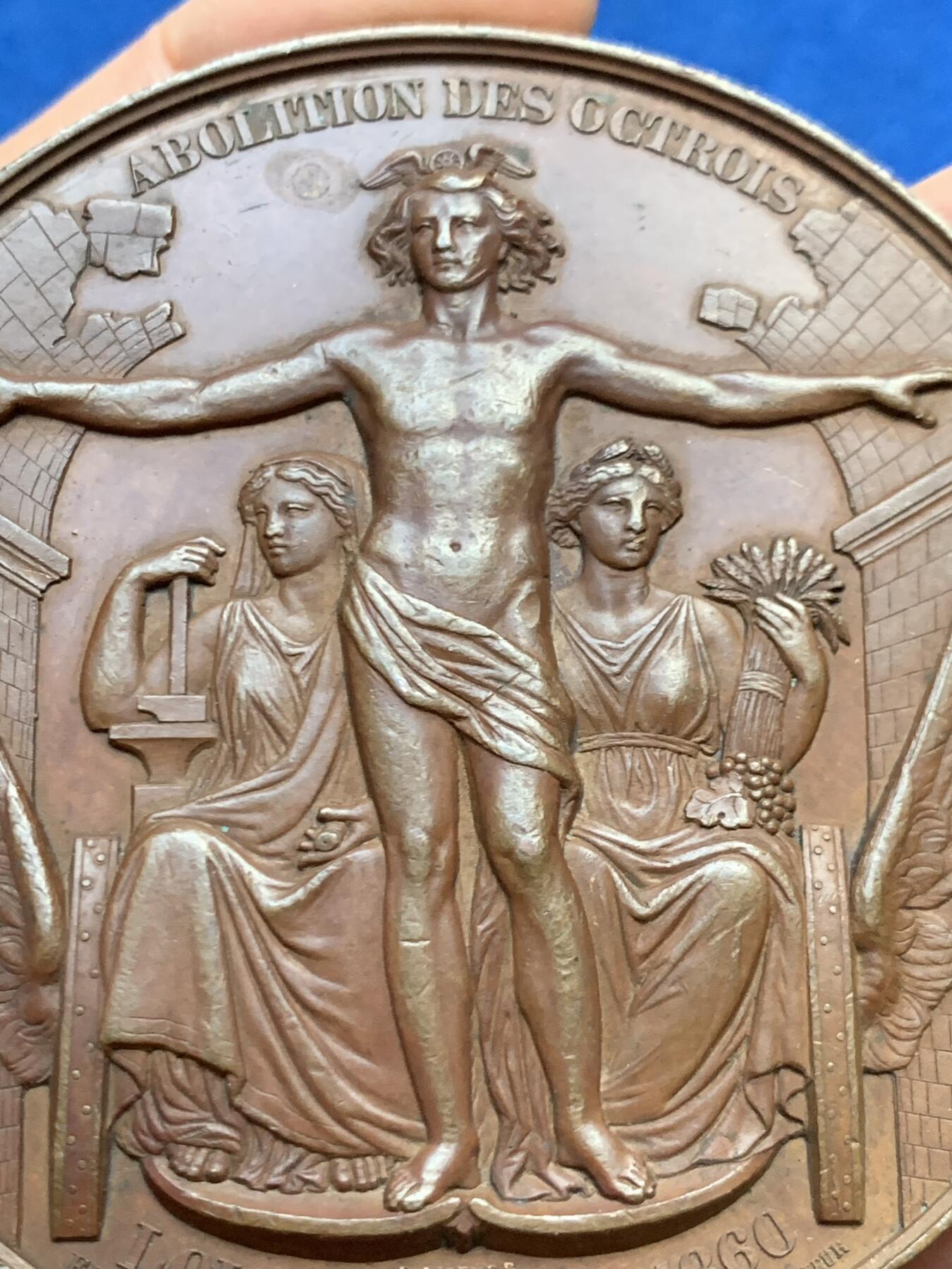 《竞宝斋》第447场 周日，周一，2场连拍 （全场包邮） 比利时1860年废除地方税纪念大铜章，这是一项重要的法律，旨在取消地方性的商品流通税，促进国内贸易自由化。正面利奥波德一世头像，184克，74.5mm。超大规格，手感厚实，自然原味，巧克力包浆，细节见图。