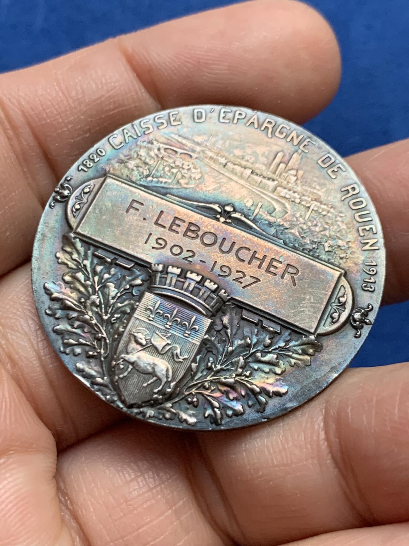 《竞宝斋》第447场 周日，周一，2场连拍 （全场包邮） 法国鲁昂储蓄银行银质奖章 37.5mm 21.8克 丰饶角银标 带盒  正面：女神与天使；背面：鲁昂城市景观。