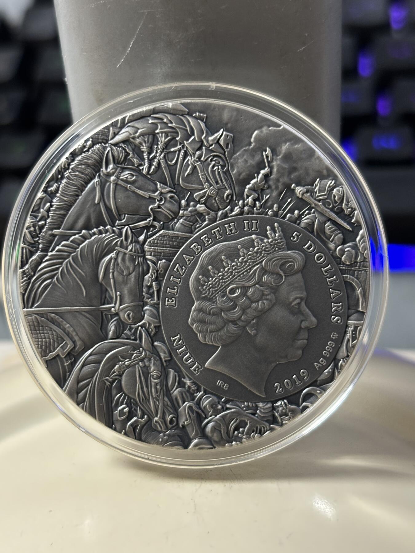 第186期拍卖 纽埃2019年天启四骑士系列红马骑士2盎司高浮雕渡金纪念银币，999银，发行量500枚