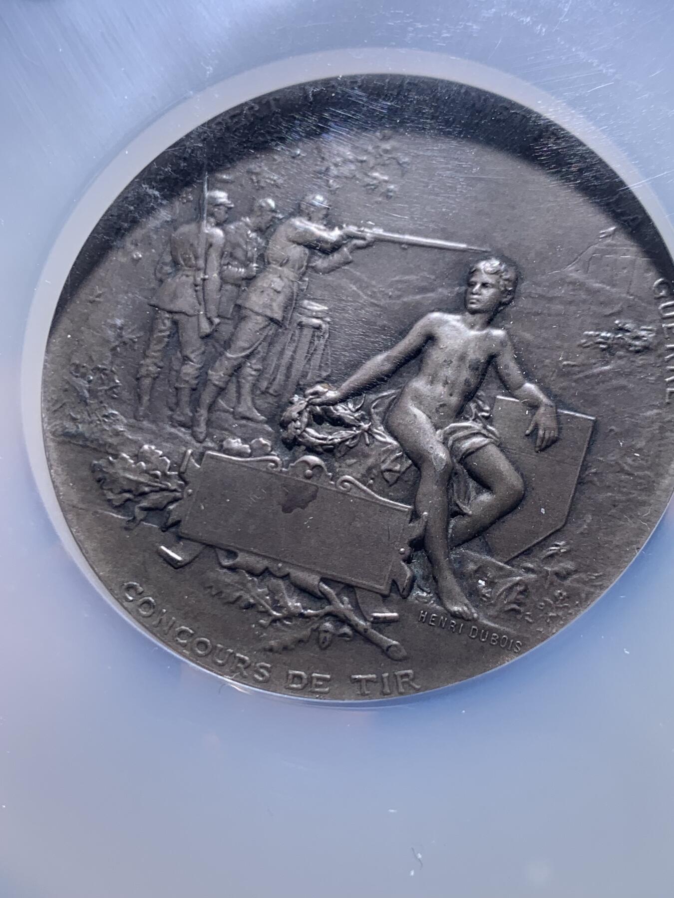 《竞宝斋》第447场 周日，周一，2场连拍 （全场包邮） NGC MS62 法国射击节银章，海马盔甲玛丽安娜，双面高浮雕，章牌大师杜波瓦(DUBIOS)代表作品，直径50mm，边铭丰饶角，加大加厚盒。