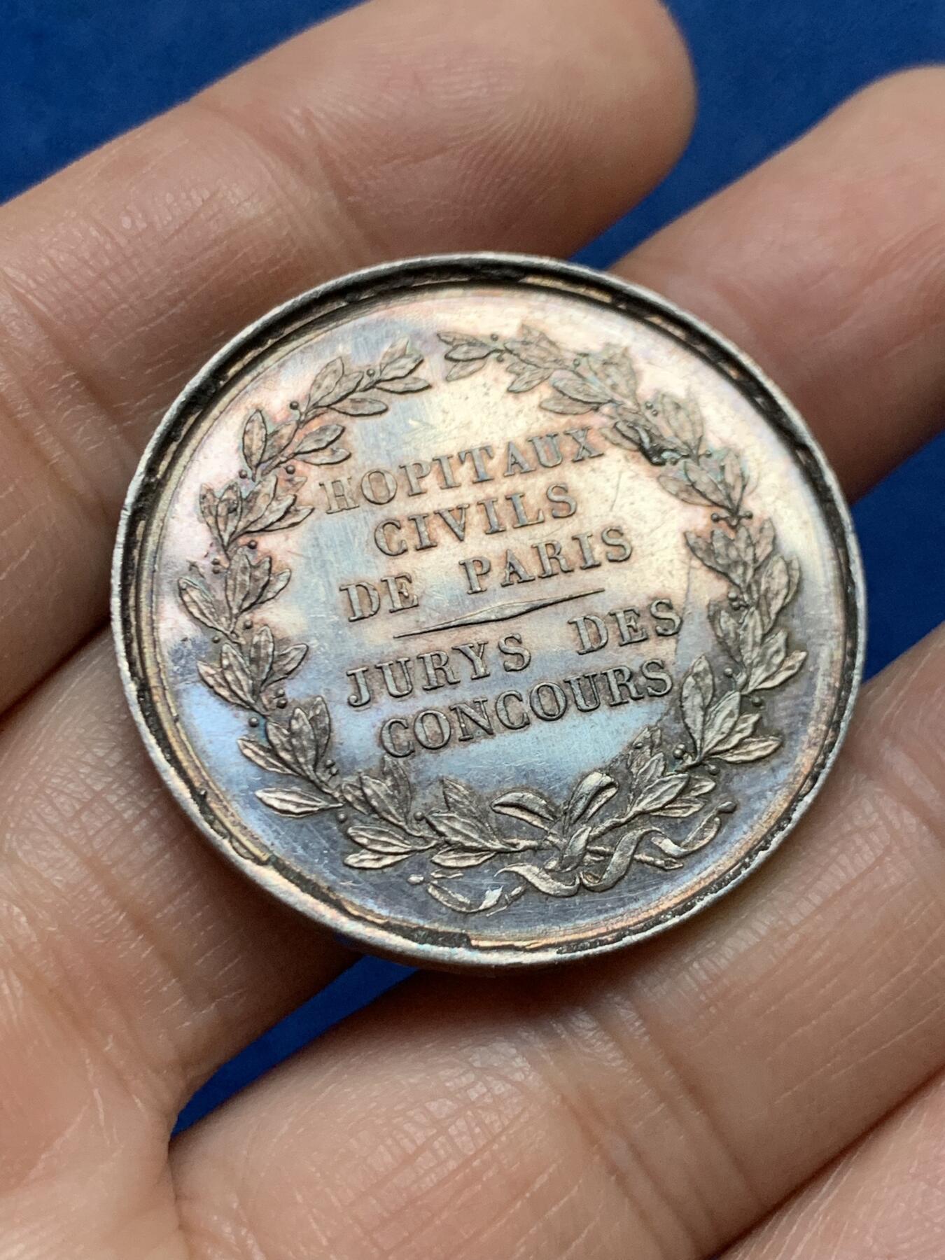 《竞宝斋》第447场 周日，周一，2场连拍 （全场包邮） 法国巴黎市民医院银章 镜面底板 手指银标边铭 17.8g 35mm