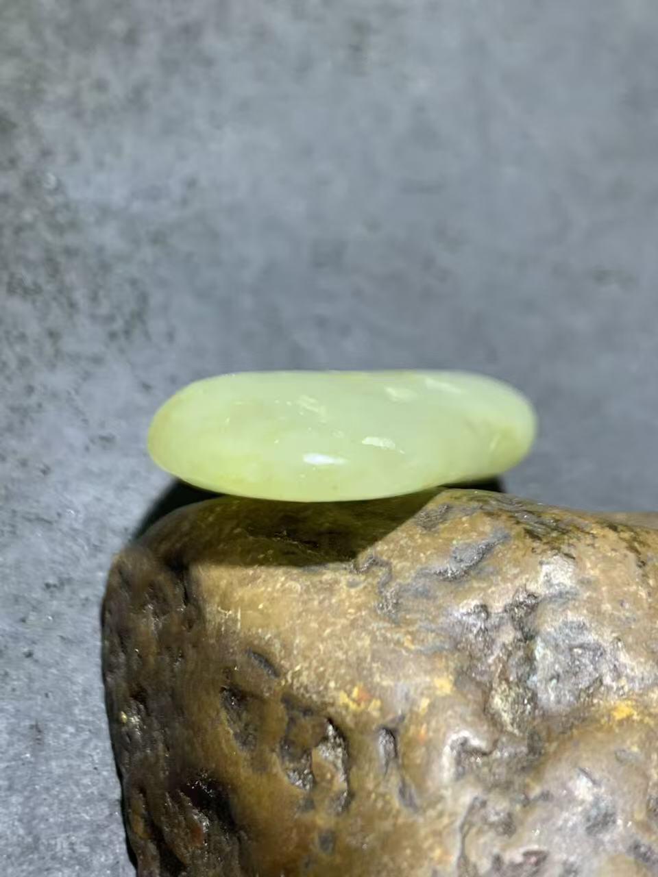 精美和田玉青白玉小独籽原石一颗