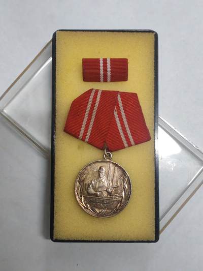 韵星假日拍卖第三十二期 -- Rimey Holidays Auction 32 - 民主德国银级工战队忠诚服务奖章带原盒略