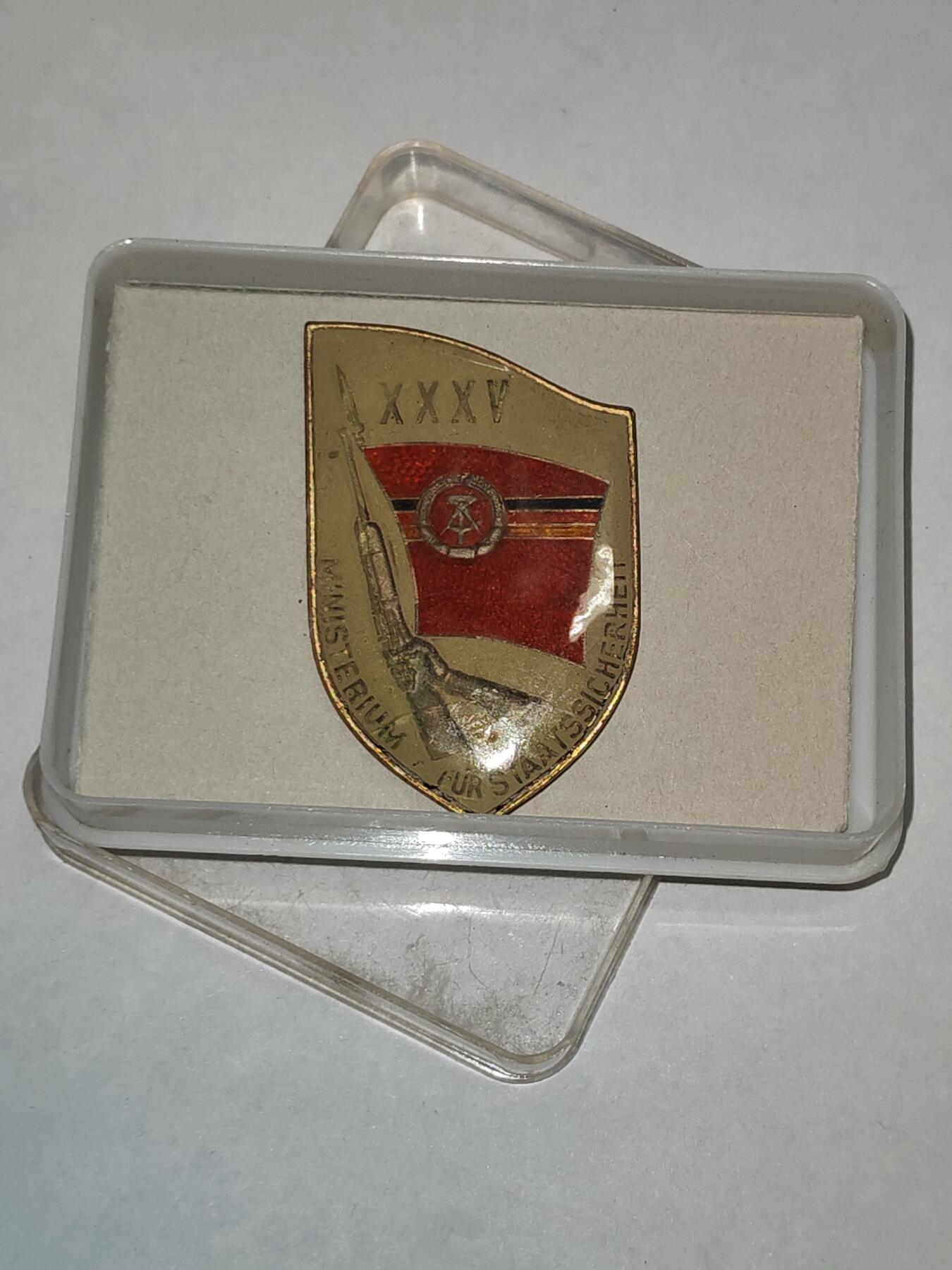 韵星假日拍卖第三十二期 -- Rimey Holidays Auction 32 民主德国史塔西三十五周年证章 带原盒