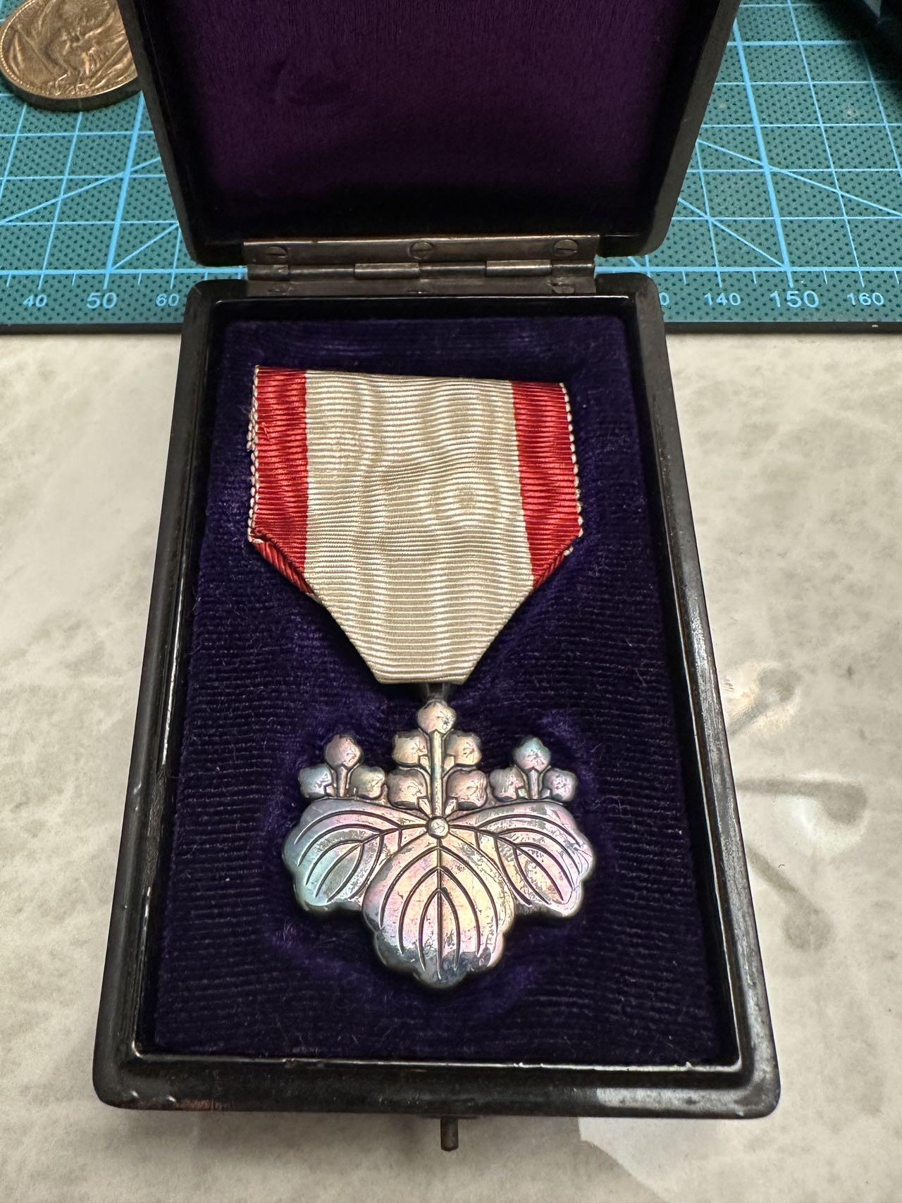 蒂克钱币-第52场 日本勋章徽章 专场 日本 勋八等白色桐叶 银章