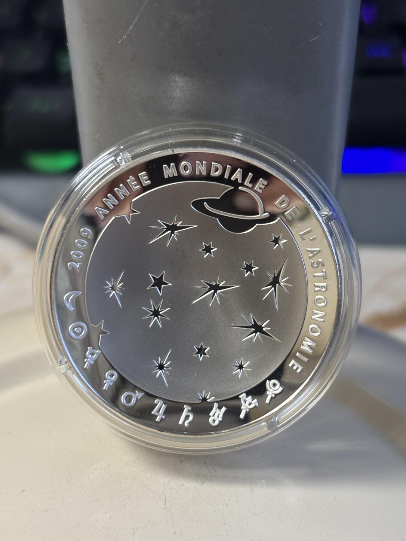 第186期拍卖 法国2009年国际天文年登月40周年凹凸异形纪念银币，900银，22.2克，币有氧化，发行10000枚，