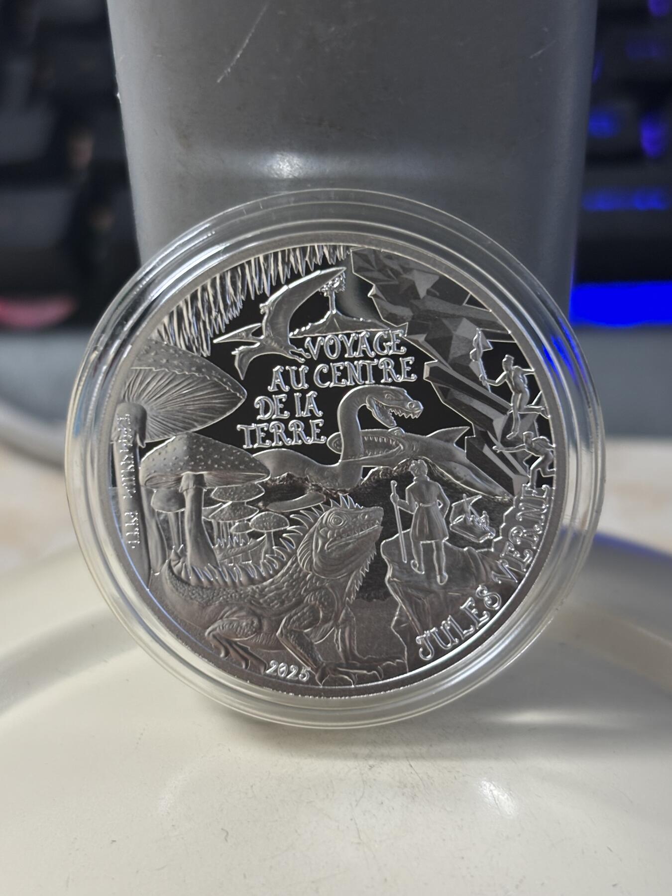 第186期拍卖 法国2025年儒勒凡尔纳120周年地心游记10欧元纪念银币，999银，22.2克，发行2500枚