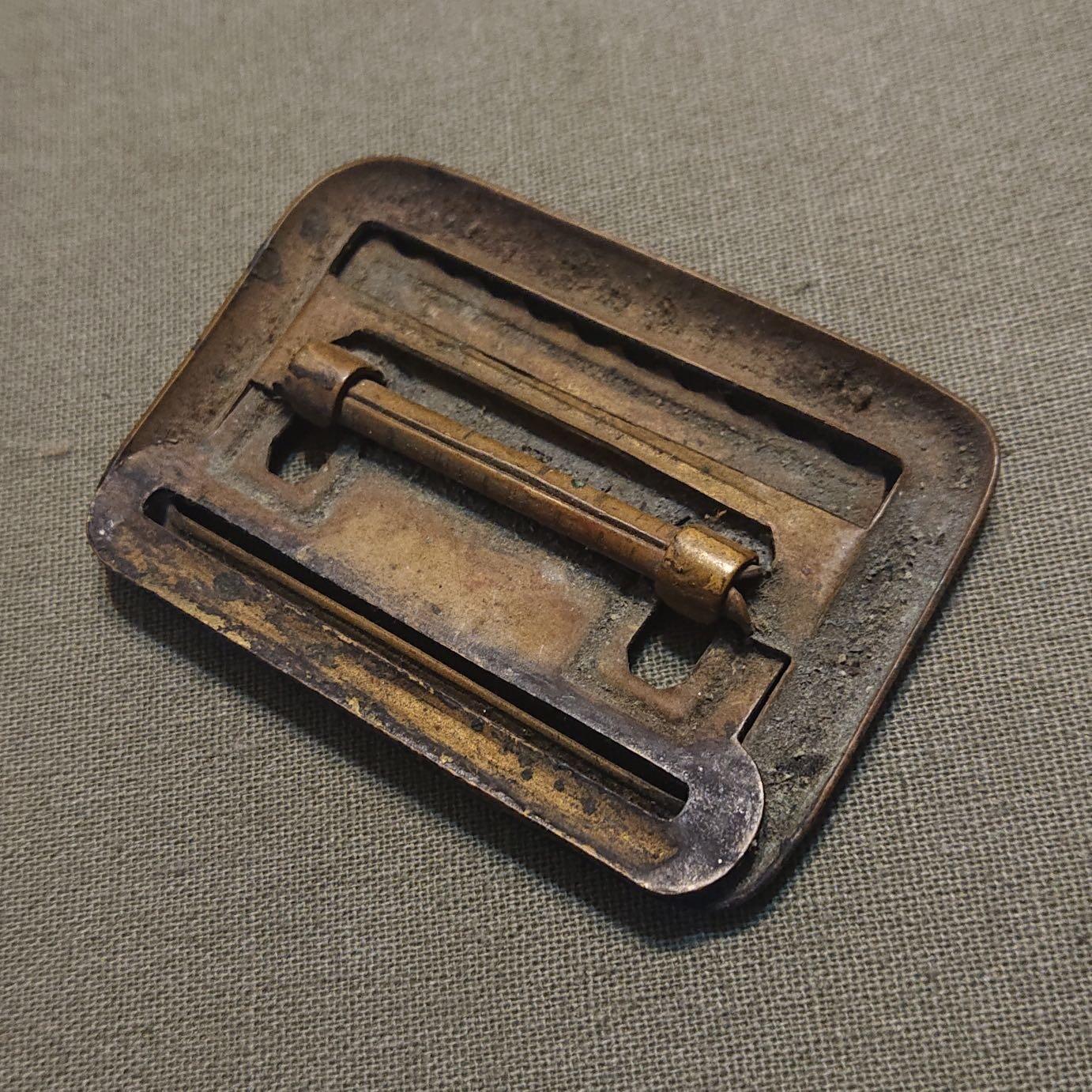 【第叁場】近代勋奖章徽章服饰杂项专场 抗战胜利—四六式常礼服外腰带扣头