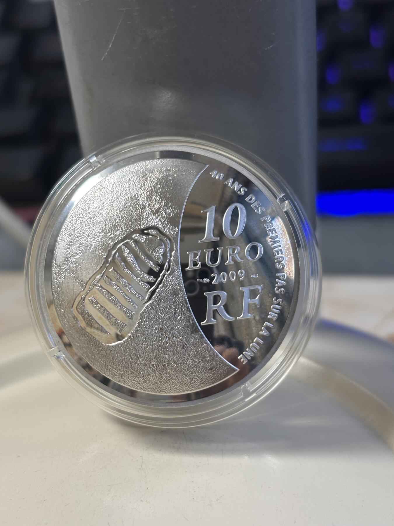 第186期拍卖 法国2009年国际天文年登月40周年凹凸异形纪念银币，900银，22.2克，币有氧化，发行10000枚，