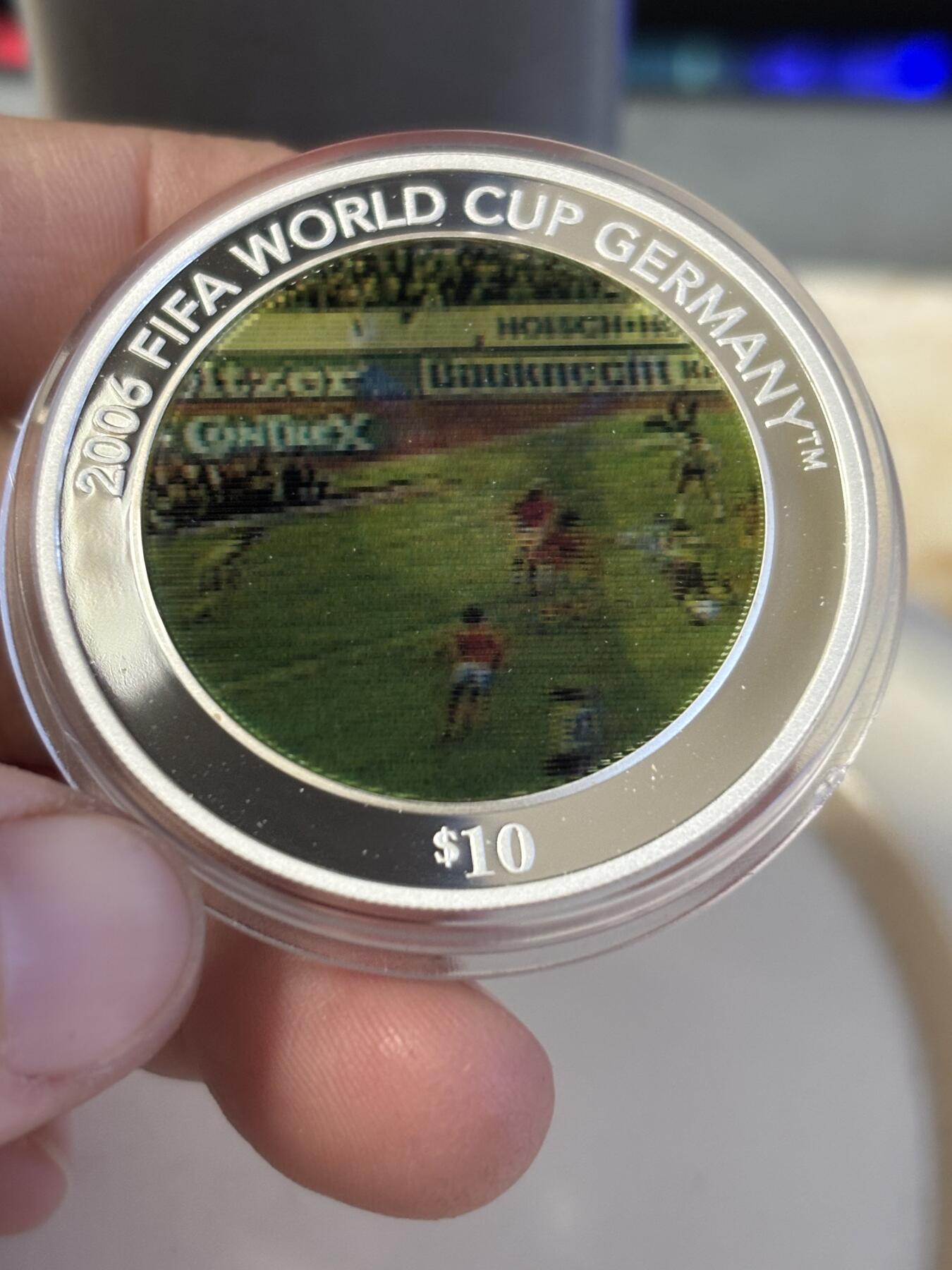 第186期拍卖 所罗门2005年发行2006年世界杯幻彩1盎司纪念银币带盒证书，999银，