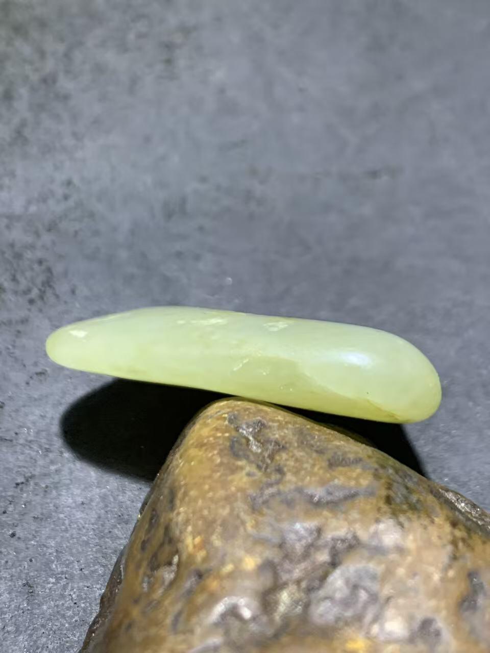 精美和田玉青白玉小独籽原石一颗