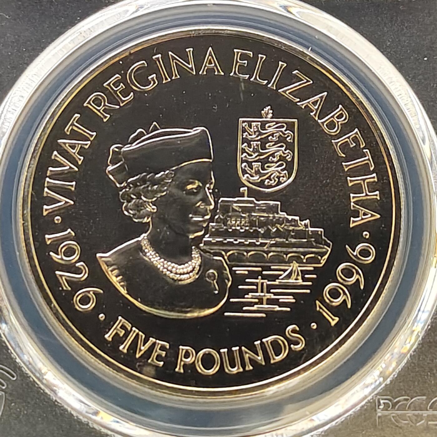 【全场包邮】纯粹捡漏拍487场（免费代拍第24场） 【收藏级·冠军分】根西1995年5镑伊丽莎白二世女王70大寿克朗型纪念币-PCGS MS67