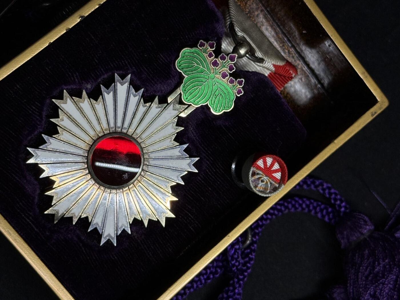 欢庆元旦！戎马世界章牌大赏第109期元旦大拍 勋五等旭日章，非常少见的外事版，明治末至大正早期， 正面六点钟珐琅有小裂纹 背面10点白色珐琅有修补，带双拼勋略