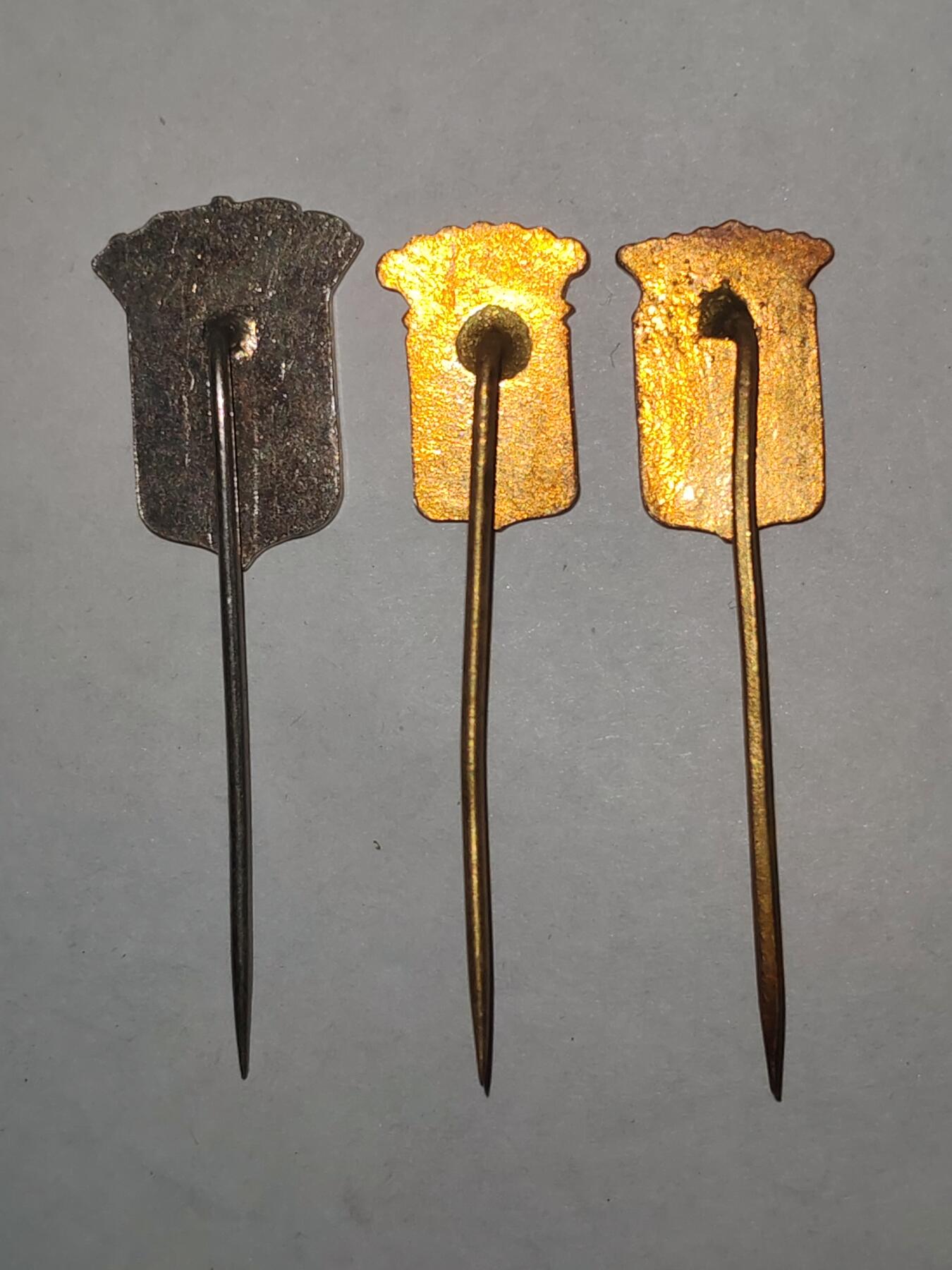 韵星假日拍卖第三十二期 -- Rimey Holidays Auction 32 捷克斯洛伐克人民共和国布拉格首都服务证章插针一组三枚