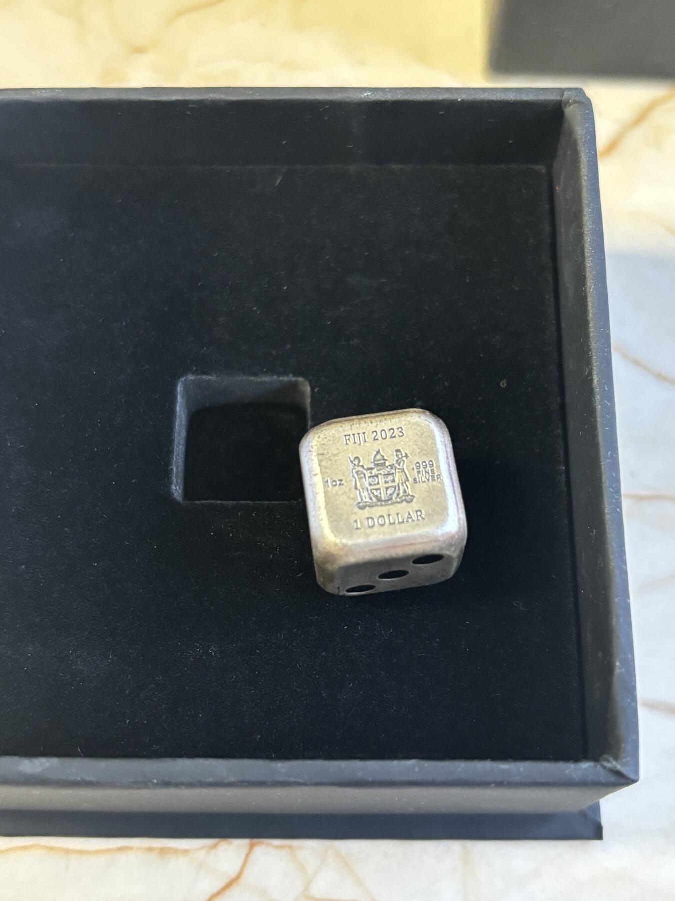 第186期拍卖 斐济2023年兔年骰子1盎司异形纪念银币，999银，发行888枚,有氧化，