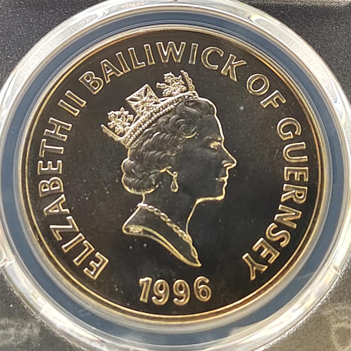 【全场包邮】纯粹捡漏拍487场（免费代拍第24场） 【收藏级·冠军分】根西1995年5镑伊丽莎白二世女王70大寿克朗型纪念币-PCGS MS67