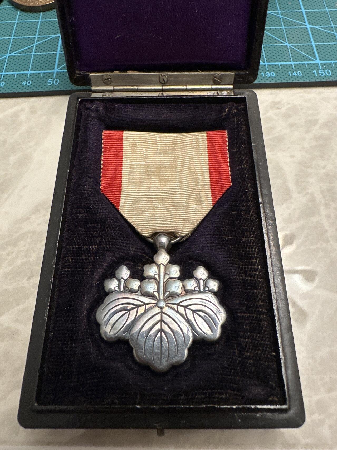 蒂克钱币-第52场 日本勋章徽章 专场 日本 明治时期 勋八等 白色桐叶章 