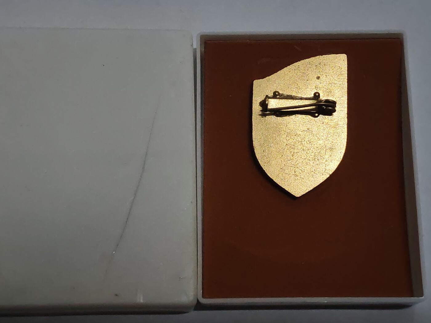 韵星假日拍卖第三十二期 -- Rimey Holidays Auction 32 民主德国史塔西三十五年证章带盒 好品 少见