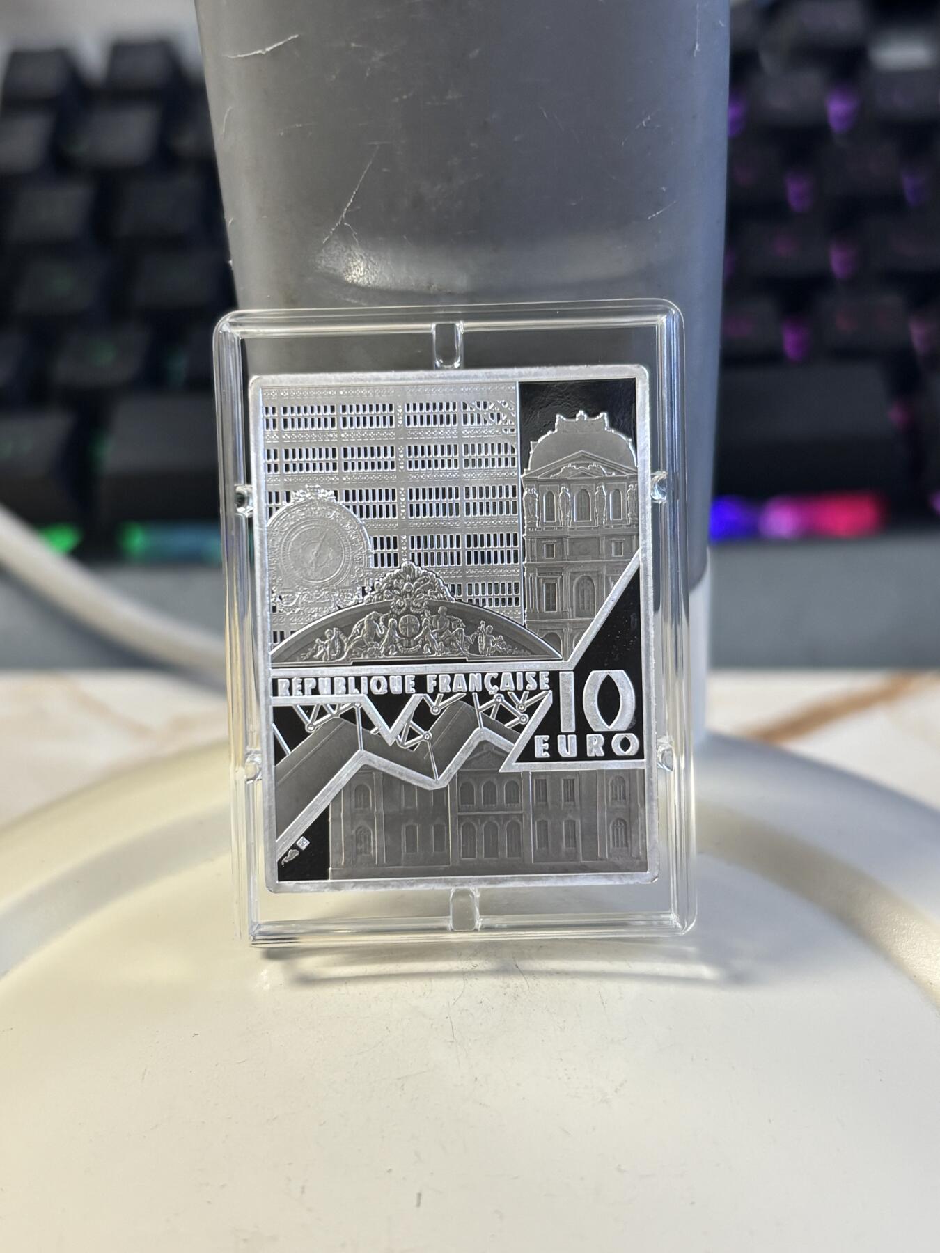 第186期拍卖 法国2023年卢浮宫杰作安托瓦内特王后与玫瑰彩银币，999银，22.2克，发行3000枚