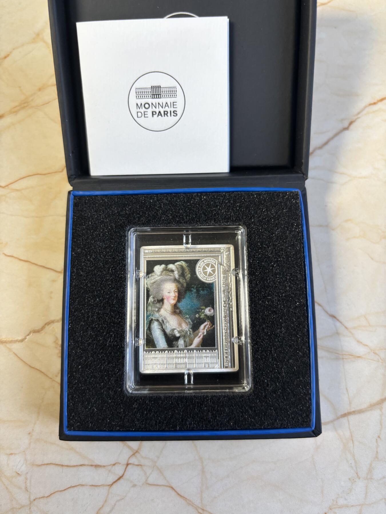 第186期拍卖 法国2023年卢浮宫杰作安托瓦内特王后与玫瑰彩银币，999银，22.2克，发行3000枚