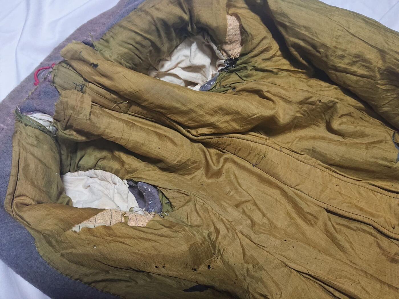 【第叁場】近代勋奖章徽章服饰杂项专场 鸭绿江畔 保家卫国—高级军官柞蚕丝衬 灰呢大衣 肩宽约53cm、袖长约60cm