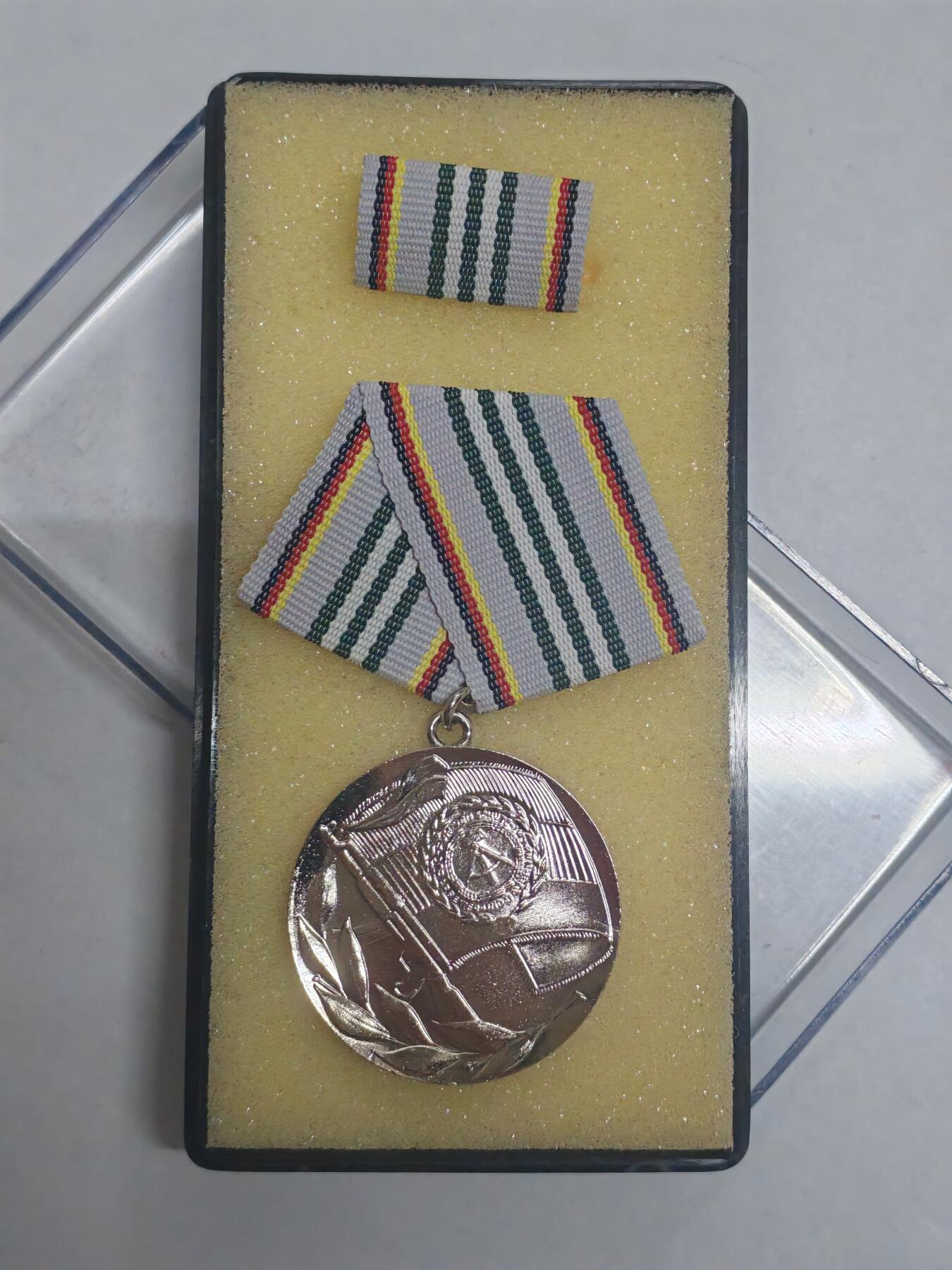 韵星假日拍卖第三十二期 -- Rimey Holidays Auction 32 民主德国人民军三十周年奖章带原盒 少见 库存品相 早期奖章颁发给人民军边防军或者其他武装力量的高资历人士