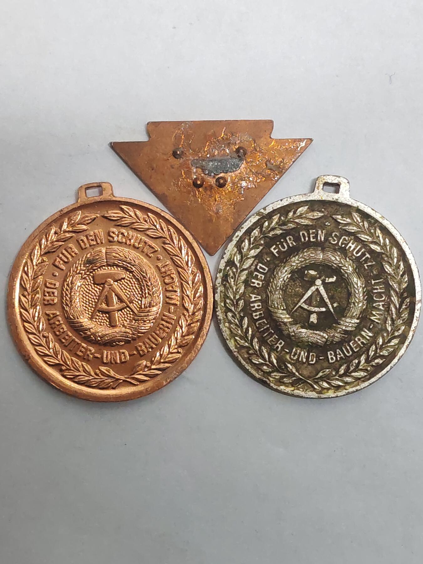 韵星假日拍卖第三十二期 -- Rimey Holidays Auction 32 民主德国铜级人民军预备役优秀服务奖章章头两枚