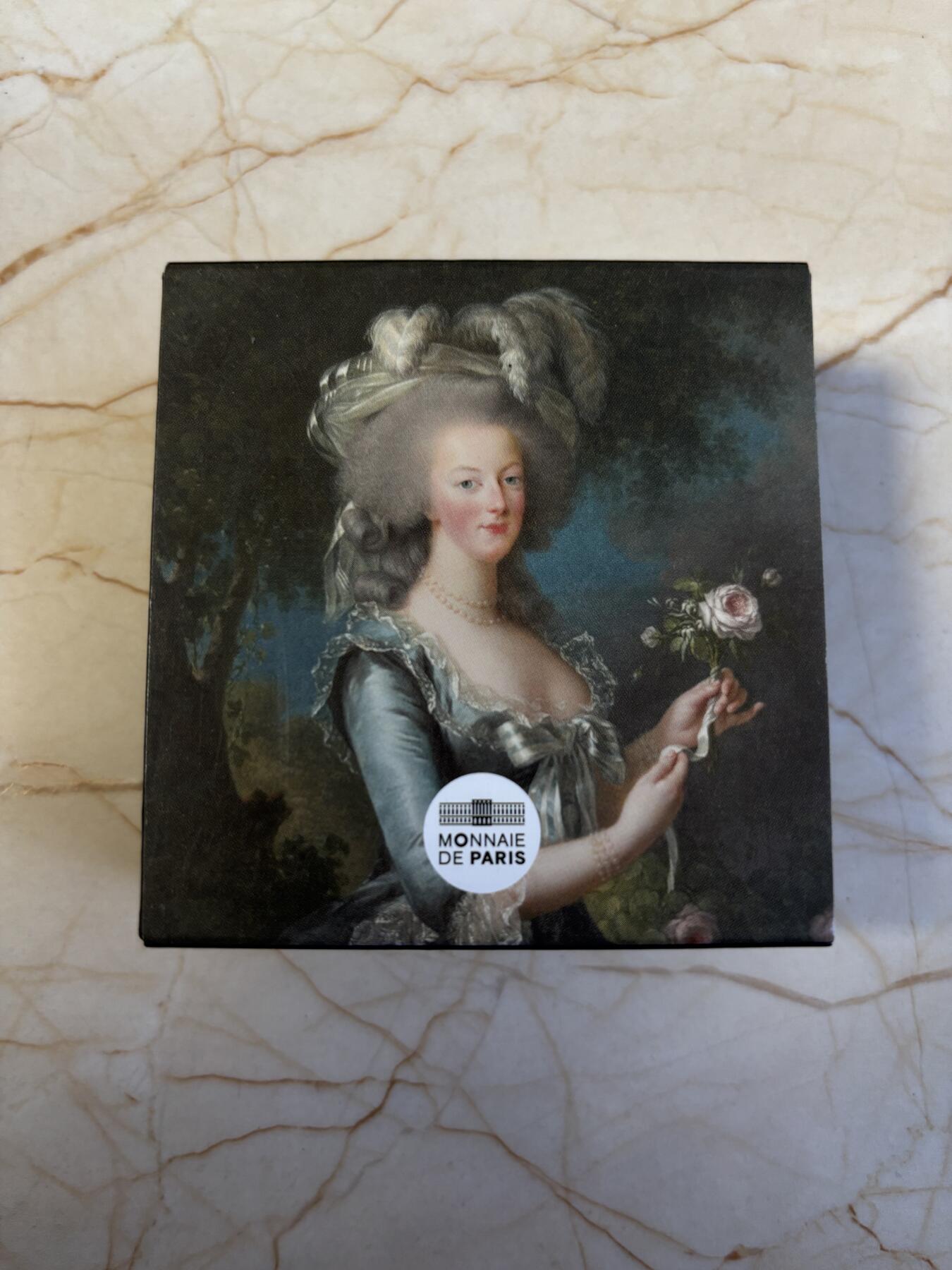 第186期拍卖 法国2023年卢浮宫杰作安托瓦内特王后与玫瑰彩银币，999银，22.2克，发行3000枚