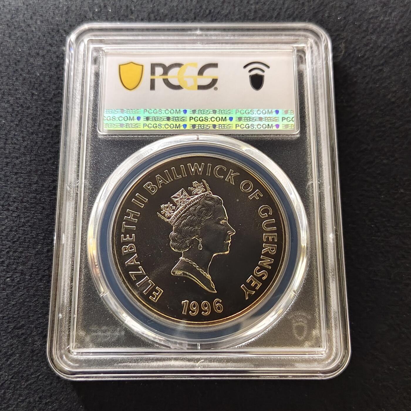 【全场包邮】纯粹捡漏拍487场（免费代拍第24场） 【收藏级·冠军分】根西1995年5镑伊丽莎白二世女王70大寿克朗型纪念币-PCGS MS67