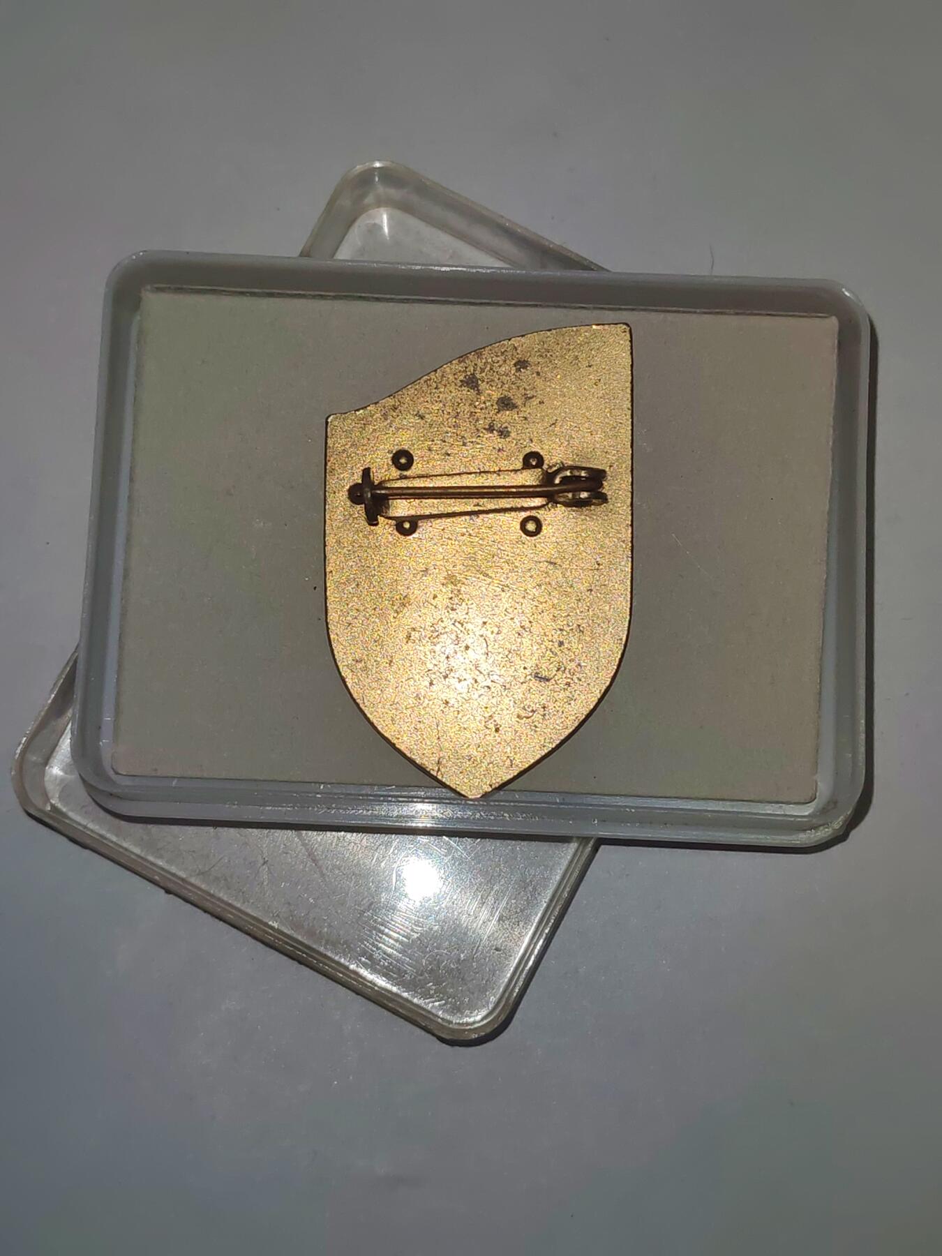 韵星假日拍卖第三十二期 -- Rimey Holidays Auction 32 民主德国史塔西三十五周年证章 带原盒