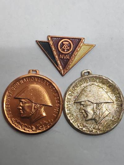 韵星假日拍卖第三十二期 -- Rimey Holidays Auction 32 - 民主德国铜级人民军预备役优秀服务奖章章头两枚