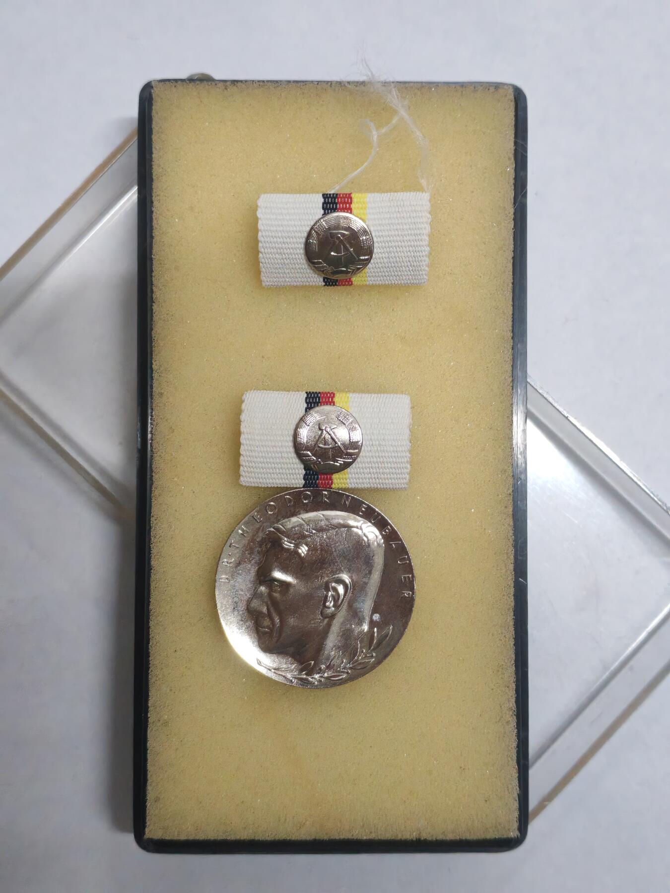 韵星假日拍卖第三十二期 -- Rimey Holidays Auction 32 民主德国银级西奥多纽贝尔奖章 带原盒略