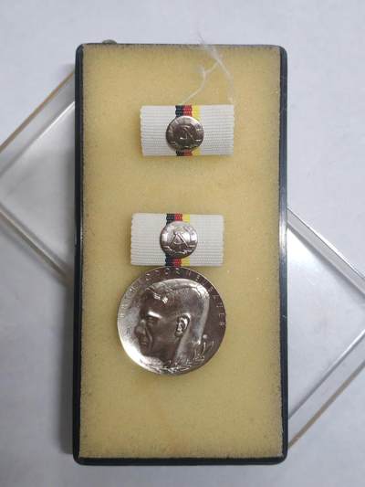 韵星假日拍卖第三十二期 -- Rimey Holidays Auction 32 - 民主德国银级西奥多纽贝尔奖章 带原盒略