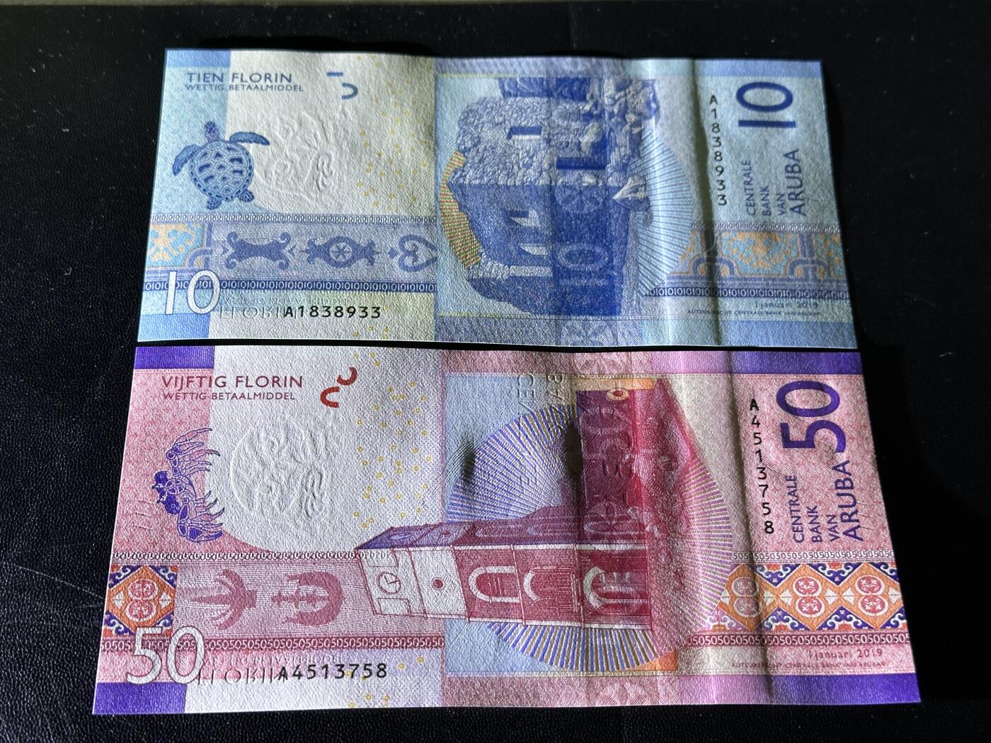 《外钞收藏家》第五百九十四期（畅拍场）（本平台长期征集拍品、欢迎藏友们联系合作） 阿鲁巴10和50 两张一起 全新UNC 都是A冠 靓号