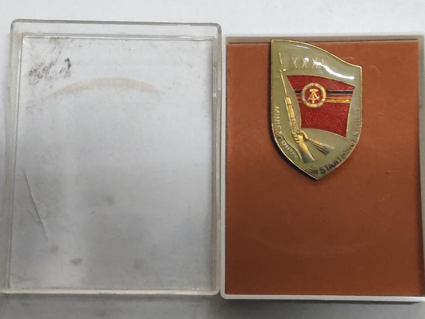 韵星假日拍卖第三十二期 -- Rimey Holidays Auction 32 民主德国史塔西三十五年证章带盒 少见