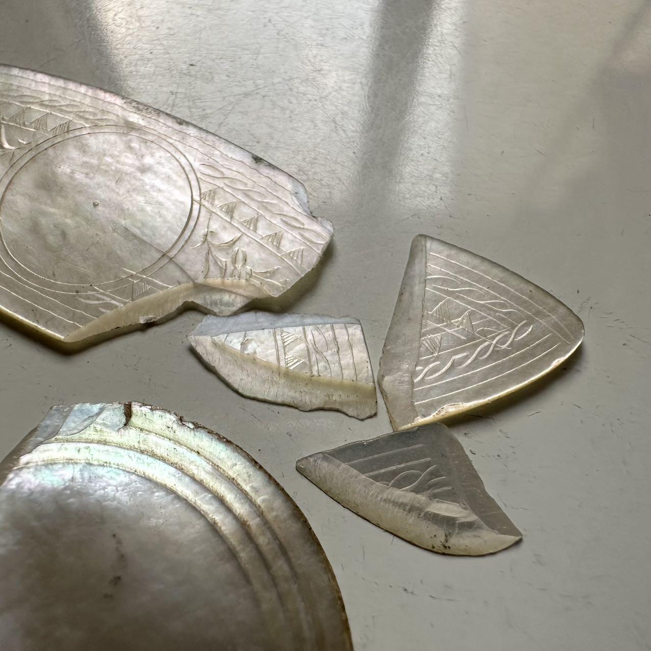 🌹外币初藏🌹🐯2025年第141场  每周二四六晚8️⃣点 接代拍 欧洲早期贝母筹码2枚 运输中损毁 手巧的可自行修复