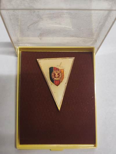 韵星假日拍卖第三十二期 -- Rimey Holidays Auction 32 - 民主德国史塔西大学毕业生校徽 带原盒 少见 库存品相