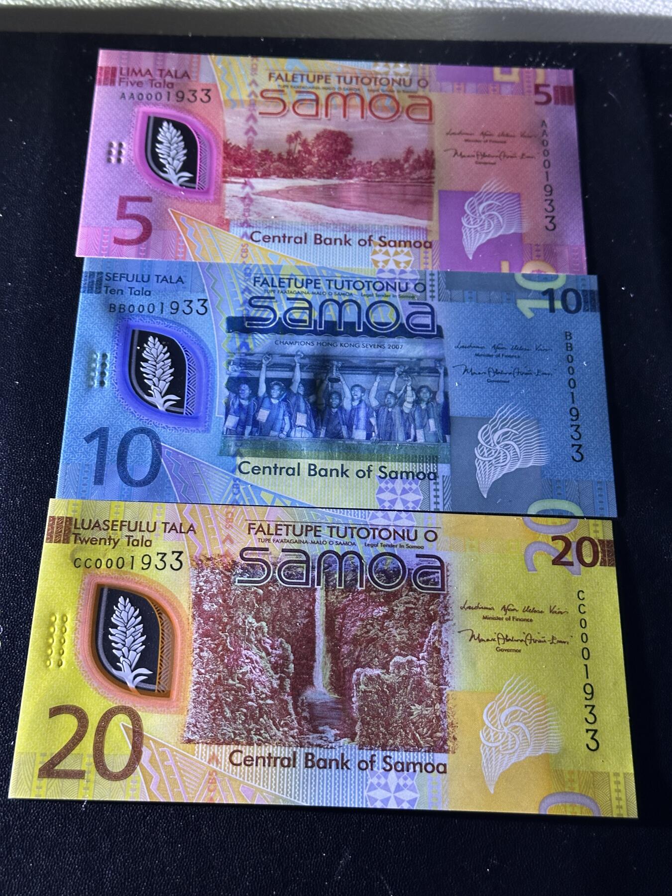 《外钞收藏家》第五百九十四期（畅拍场）（本平台长期征集拍品、欢迎藏友们联系合作） 萨摩亚5、10、20塔拉 3张全同号 首发冠 千位号1933 全新UNC