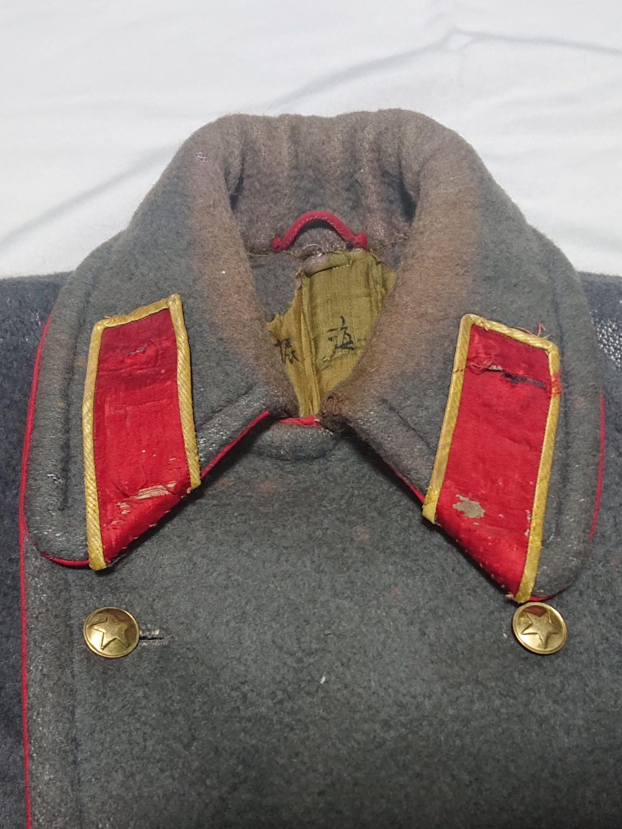 【第叁場】近代勋奖章徽章服饰杂项专场 鸭绿江畔 保家卫国—高级军官柞蚕丝衬 灰呢大衣 肩宽约53cm、袖长约60cm