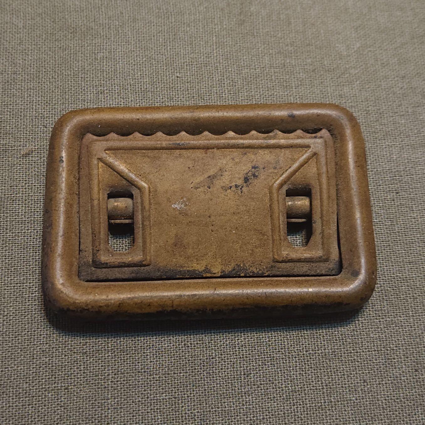 【第叁場】近代勋奖章徽章服饰杂项专场 抗战胜利—四六式常礼服外腰带扣头