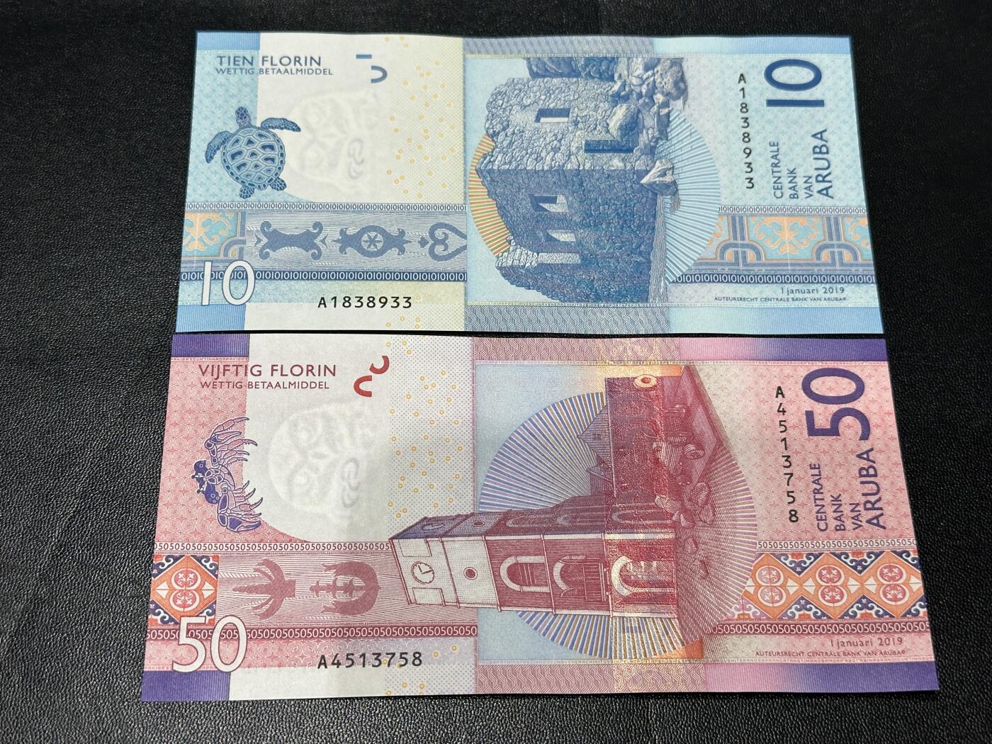 《外钞收藏家》第五百九十四期（畅拍场）（本平台长期征集拍品、欢迎藏友们联系合作） 阿鲁巴10和50 两张一起 全新UNC 都是A冠 靓号