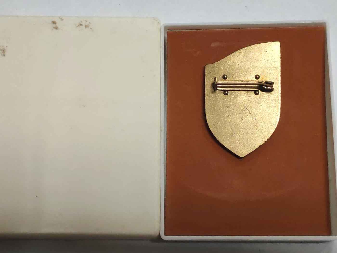 韵星假日拍卖第三十二期 -- Rimey Holidays Auction 32 民主德国史塔西三十五周年证章带盒 极品无损